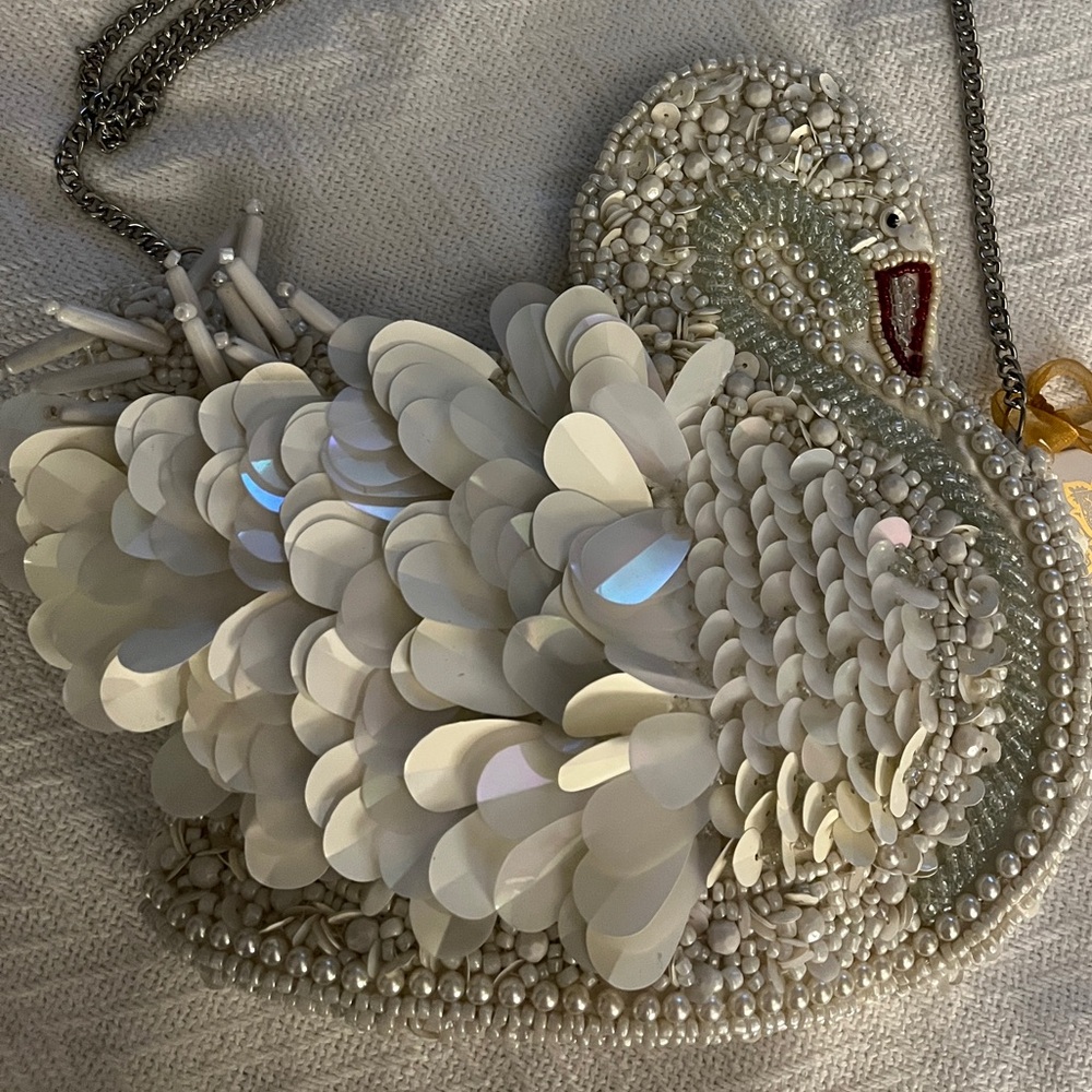 Beaded Bag White Swan with long silver chain strap